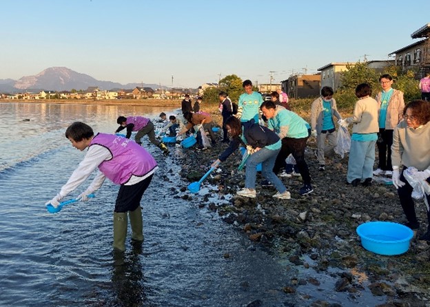 琵琶湖の生態系保全活動に取り組むアストラゼネカ従業員